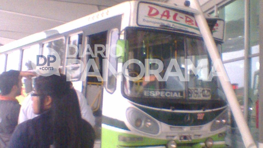 Pánico en la Terminal colectivo se quedó sin frenos y terminó contra