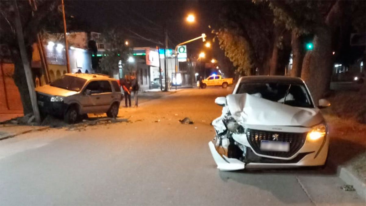 Fuerte Choque Entre Dos Veh Culos En La Madrugada Diario Panorama