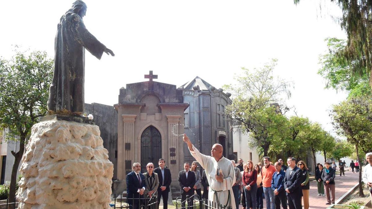 En el cementerio de La Piedad se ofreció una misa en honor al día de