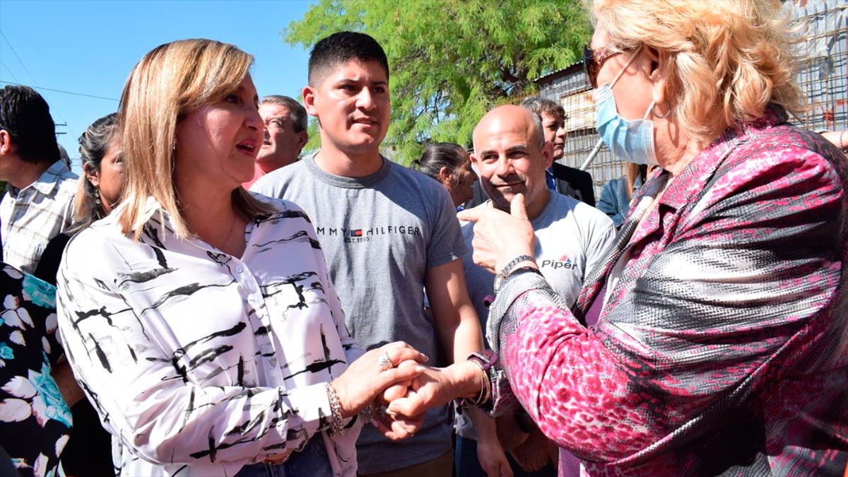 La intendente Fuentes visitó la obra de repavimentación de calle Santa