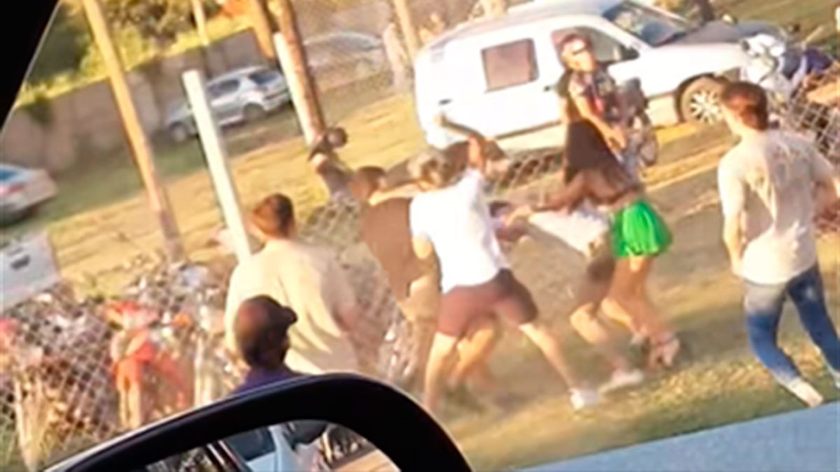 Viralizan videos de una pelea entre jóvenes a la salida de un boliche