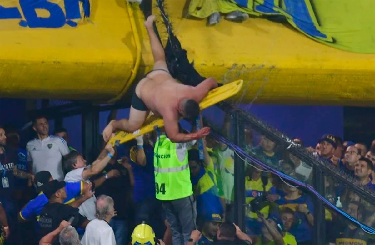 Video El Dram Tico Momento De Un Hincha De Boca Que Qued Enganchado