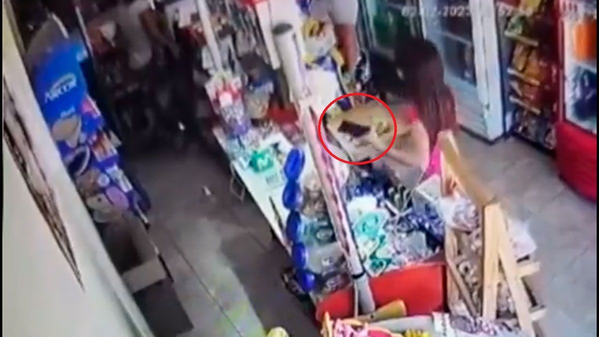 Video Una Nena Aprovech El Descuido De Una Kiosquera Y Le Rob El