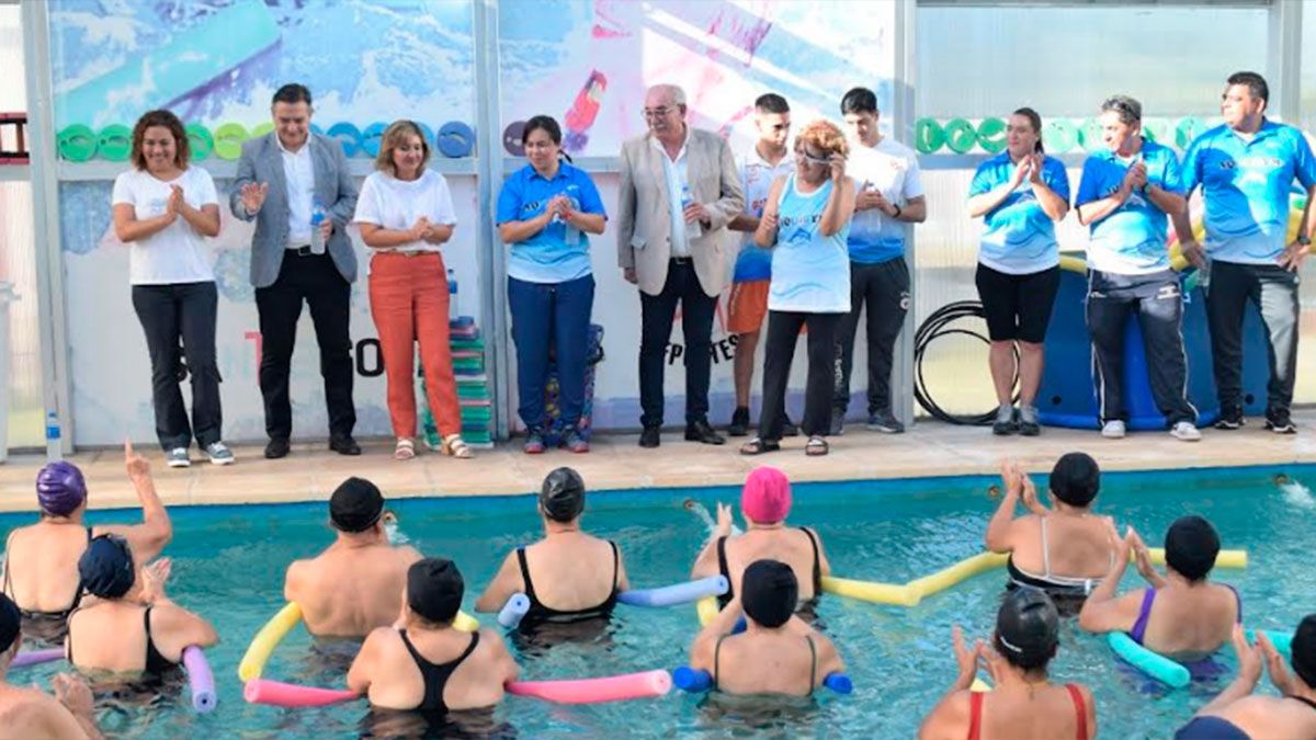 Norma Fuentes Y Carlos Dapello Supervisaron Las Clases De Aquagym Para