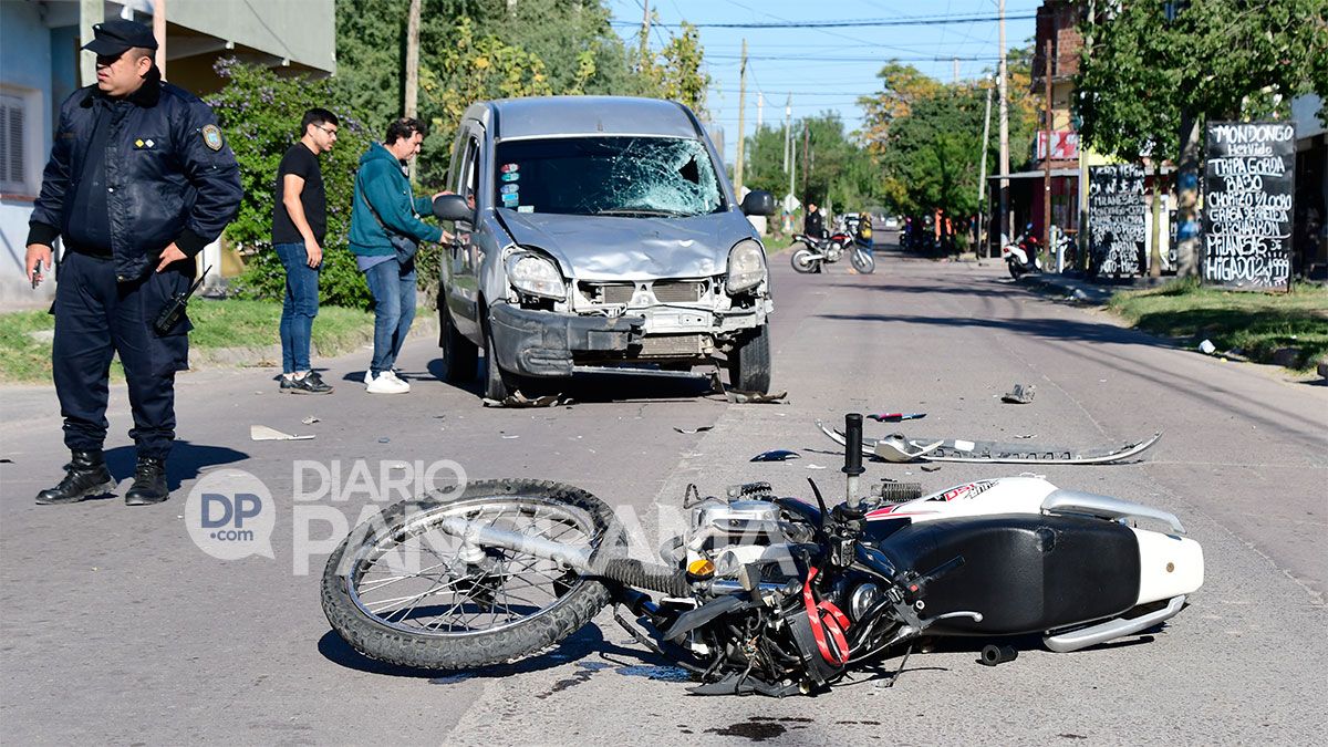 Violento accidente entre camioneta y motocicleta en el barrio Colón