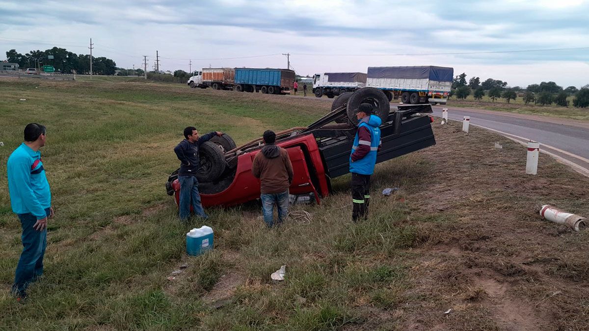 Bandera Violento Vuelco De Una Camioneta En La Rotonda De Ruta 98