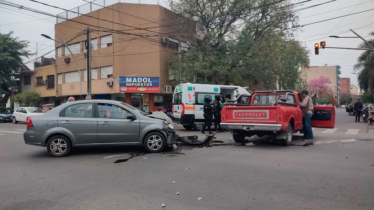 Impresionante choque en Moreno y Rivadavia dejó dos heridos y grandes