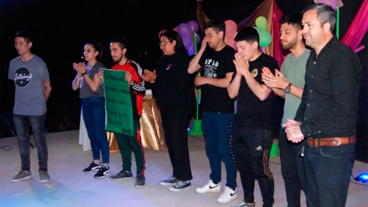 Los Hijos De Huguito Flores Estuvieron Presentes En Un Homenaje En