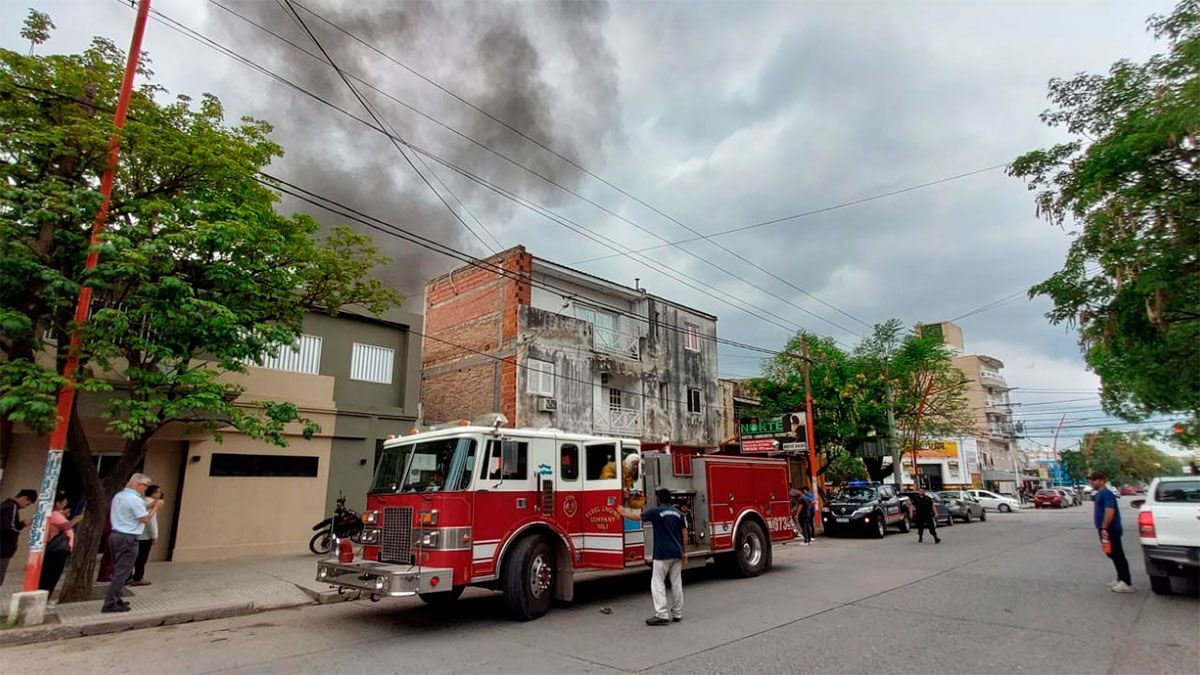 Un Feroz Incendio En Un Lubricentro De Calle Yrigoyen Dej Un Herido Y