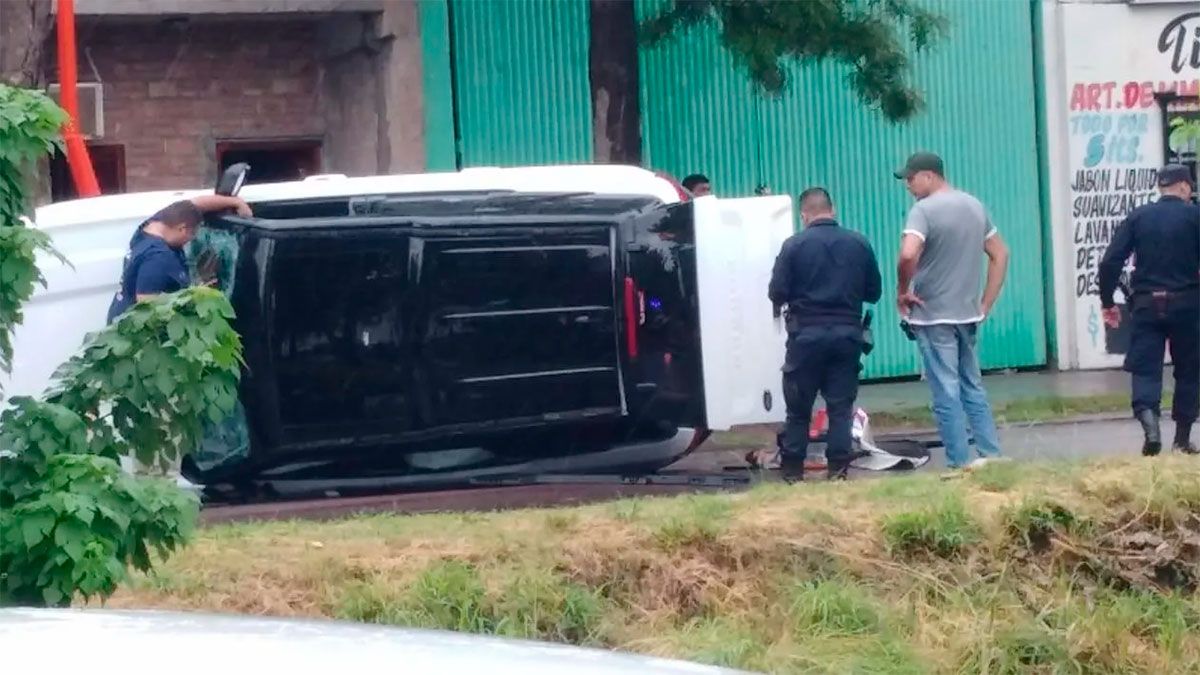 Choc Contra Un Poste De Luz Y Termin Dando Tumbos En Av Aguirre