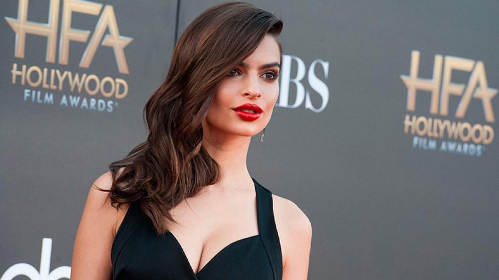 El furioso topless de Emily Ratajkowski desde la cama
