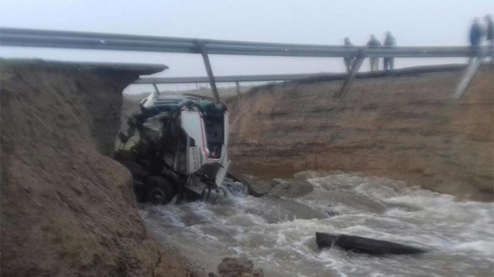 Empeora la situación en Comodoro Rivadavia: cedió la RN 3 y cayó un camión