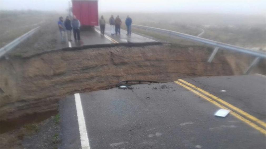 Empeora la situación en Comodoro Rivadavia: cedió la RN 3 y cayó un camión