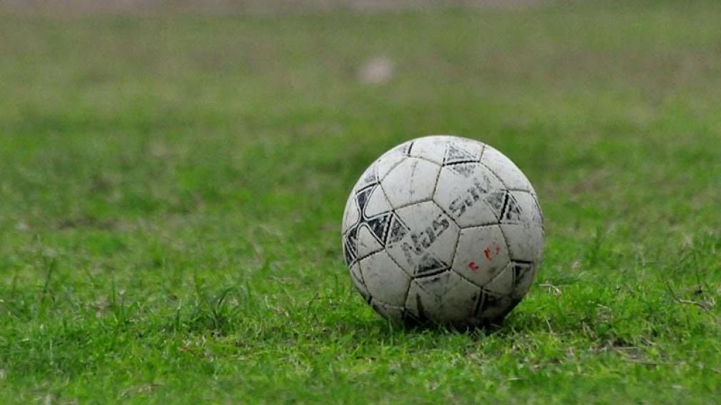 Un hombre de 53 años murió en pleno partido de fútbol amateur en El Zanjón