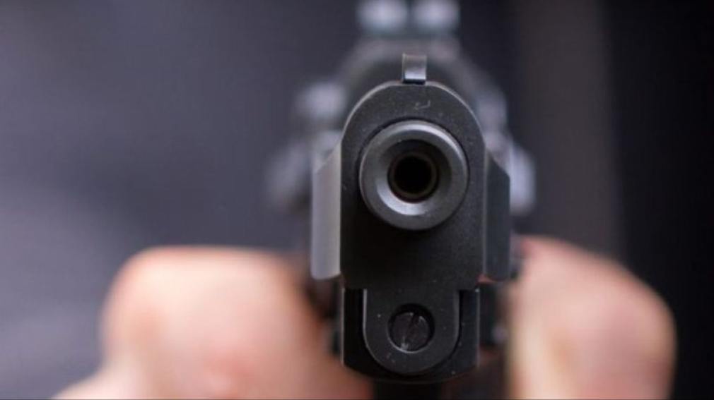 Un hombre baleó a la actual pareja de su ex luego de que este fue a increparlo en su domicilio