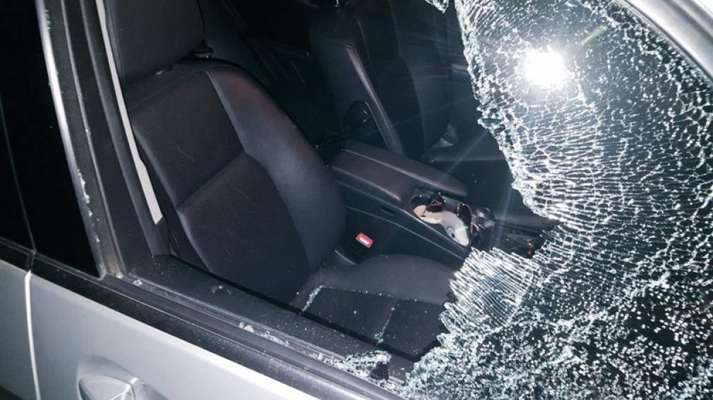 Atacaron el auto de una jueza de La Banda y casi provocan una tragedia