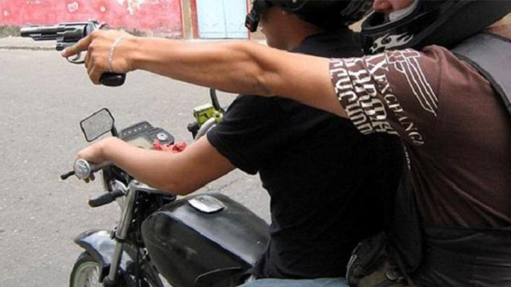 Empleado de comercio fue víctima de violentos motochorros