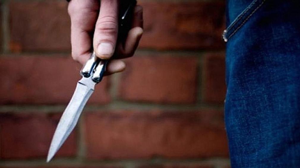 Fue apuñalado por defender a su sobrina que era agredida por su pareja