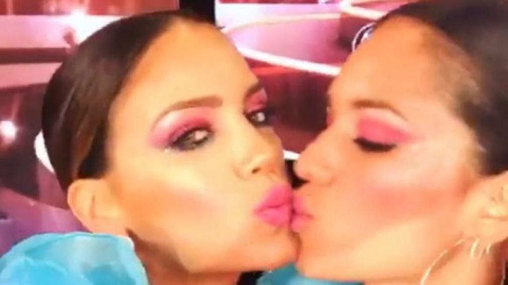 El pícaro piquito de Rocío Robles y Sofía González en ShowMatch