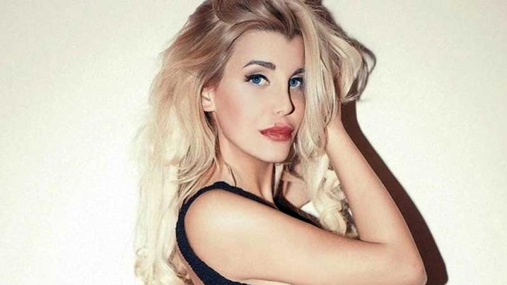La selfie hiper hot de Charlotte Caniggia en topless e hilo dental