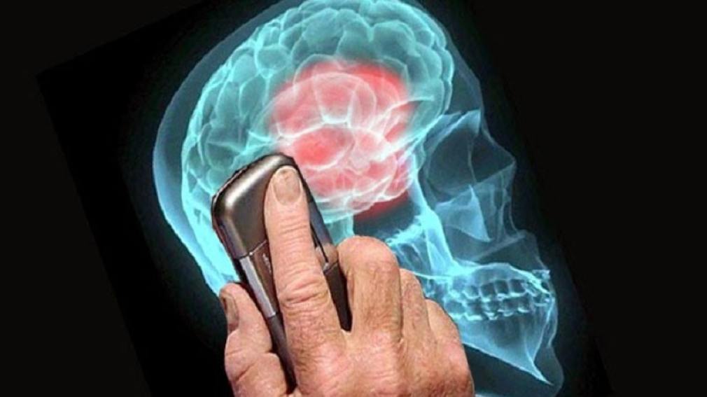 Advierten que utilizar el celular en la oreja derecha puede afectar a la memoria