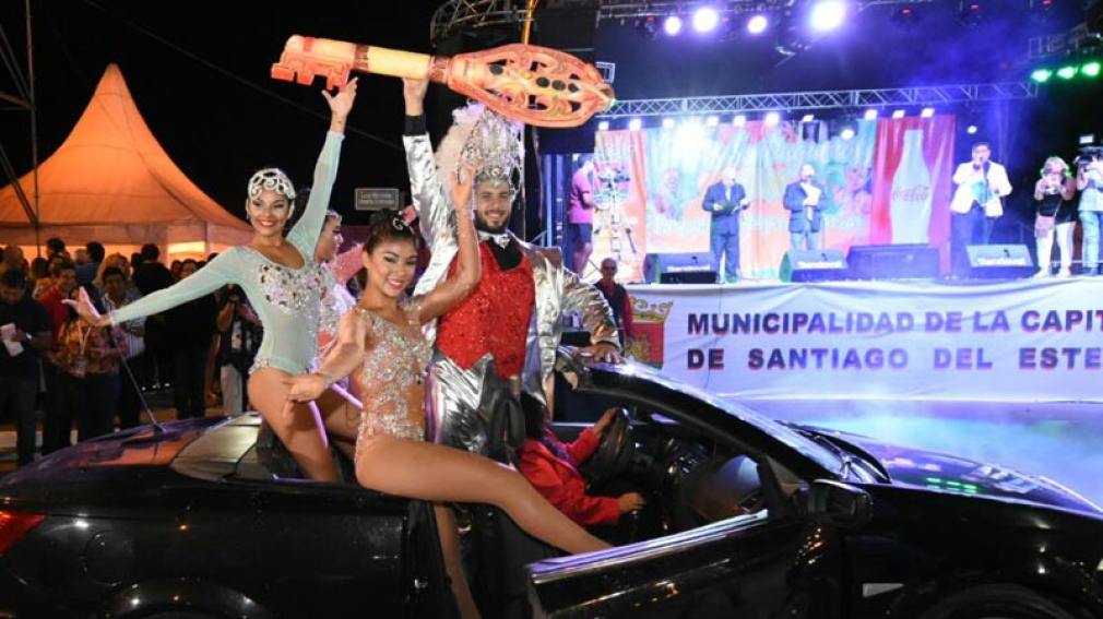 Miles de santiagueños disfrutaron del tradicional corso a todo color