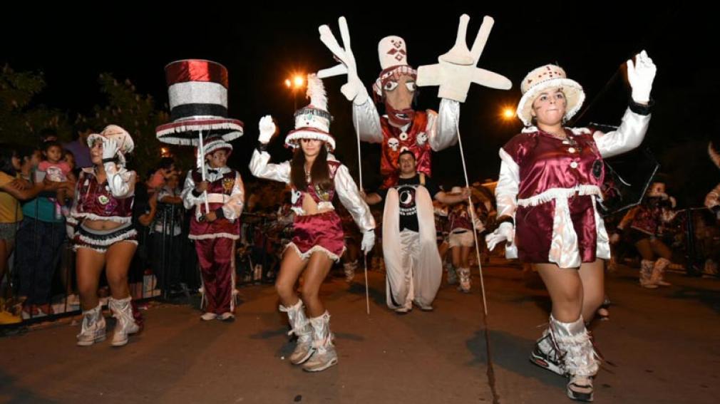 Miles de santiagueños disfrutaron del tradicional corso a todo color