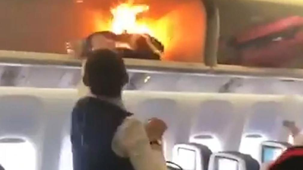 Pánico en un avión: explotó un cargador de celular e inició un incendio