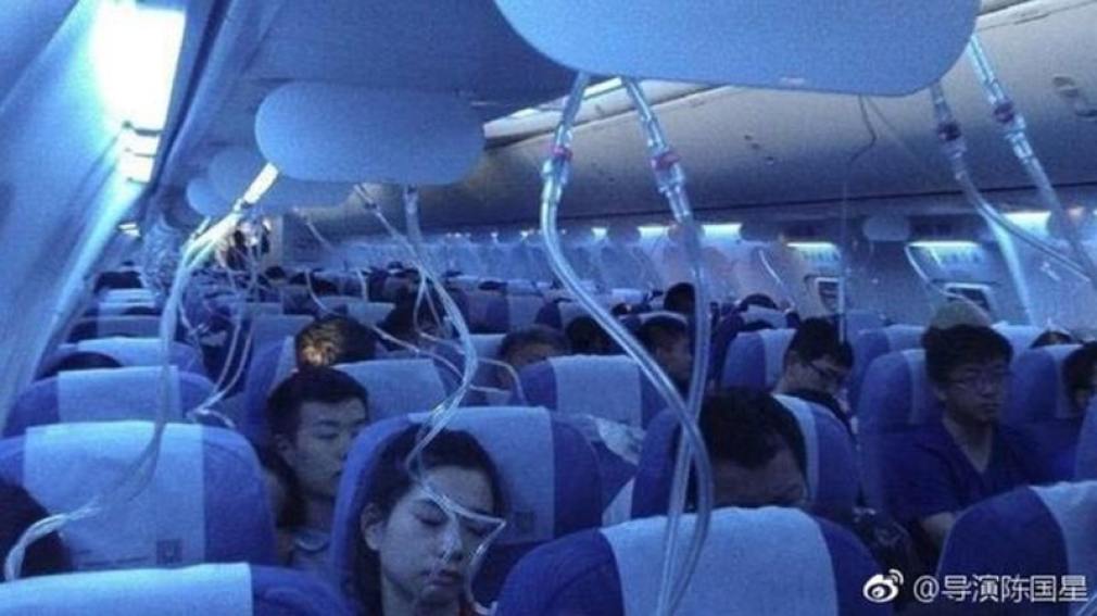 Por fumar un cigarrillo electrónico lanzó al avión en picada 6.500 metros