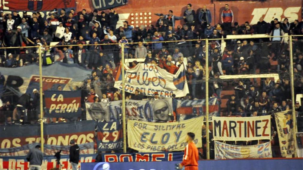 Apareció una bandera de Güemes en la hinchada de Tigre