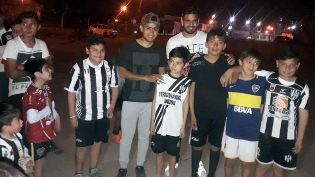 ¡Mamá, mirá quién vino! Diego Jara y Pablo Ortega sorprendieron a una escuela de fútbol