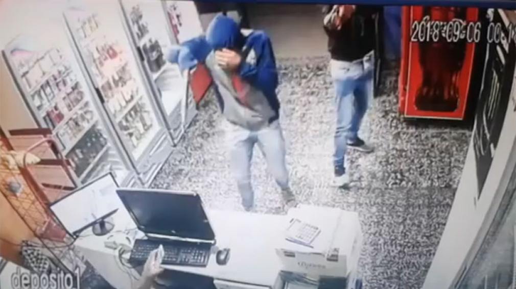 Video: un delincuente fue baleado por su cómplice durante un asalto