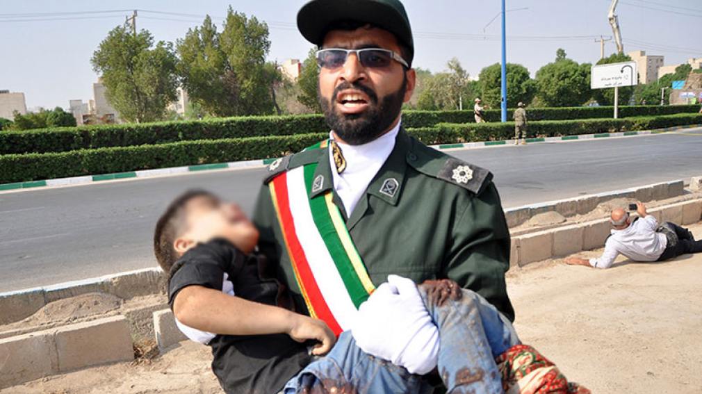 Más de 20 muertos en un atentado durante un desfile militar en Irán