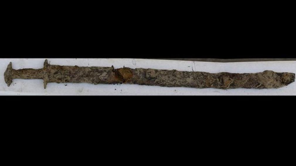 Nena de 8 años nadaba en un lago y encontró una espada previkinga de 1500 años