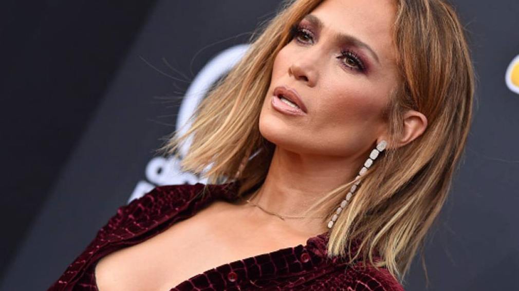 Jennifer Lopez posó semidesnuda en su última producción para una revista