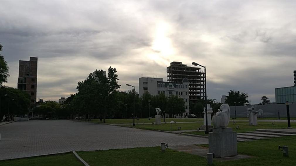 Un viernes de calor intenso y con probabilidad de tormentas durante la tarde en Santiago del Estero