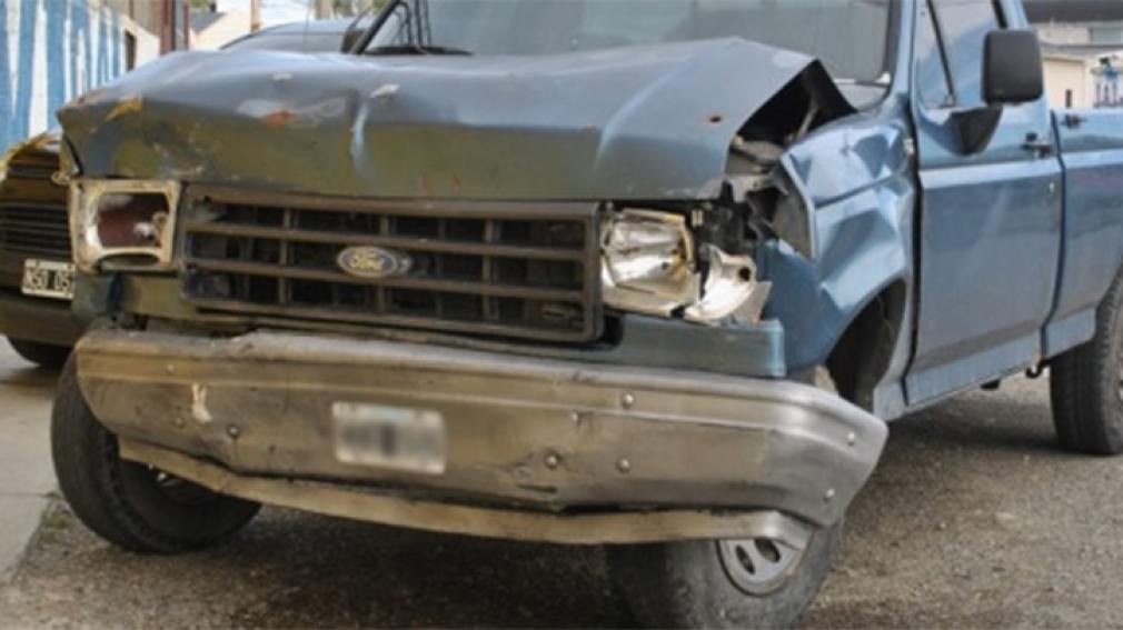 Hermanos a bordo de una camioneta protagonizaron un accidente