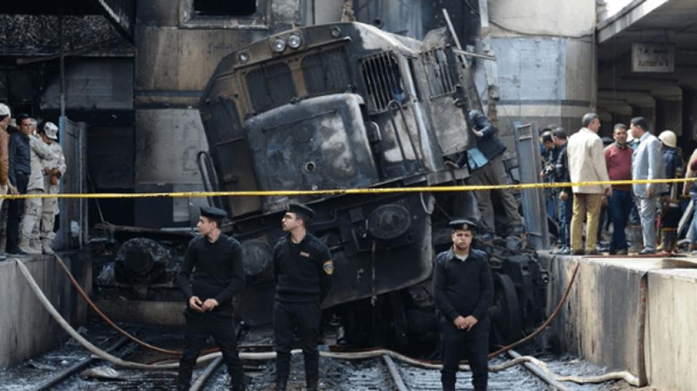 Tren perdió el control, chocó contra la plataforma y explotó