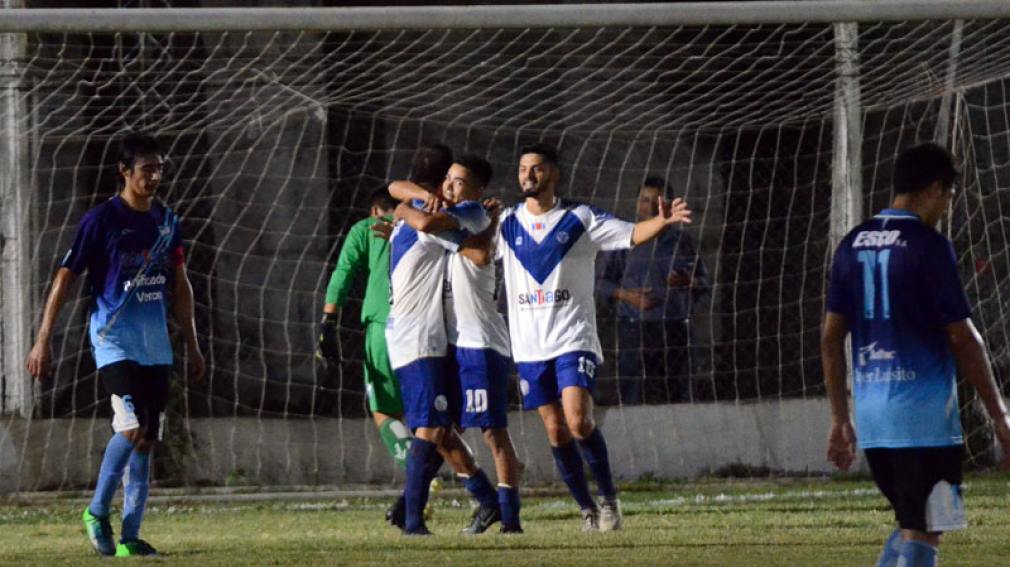 Vélez volvió a golear en San Ramón y quedó como único líder
