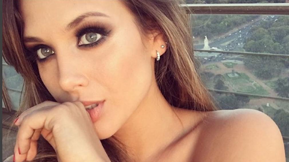 Barbie Vélez, súper rubia y muy sexy en una salida en familia a Uruguay