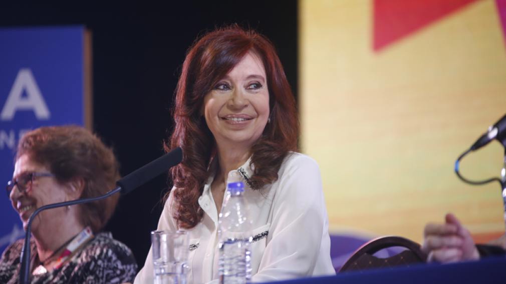 A tono de campaña, Cristina Kirchner presentó 'Sinceramente' en la Feria del Libro