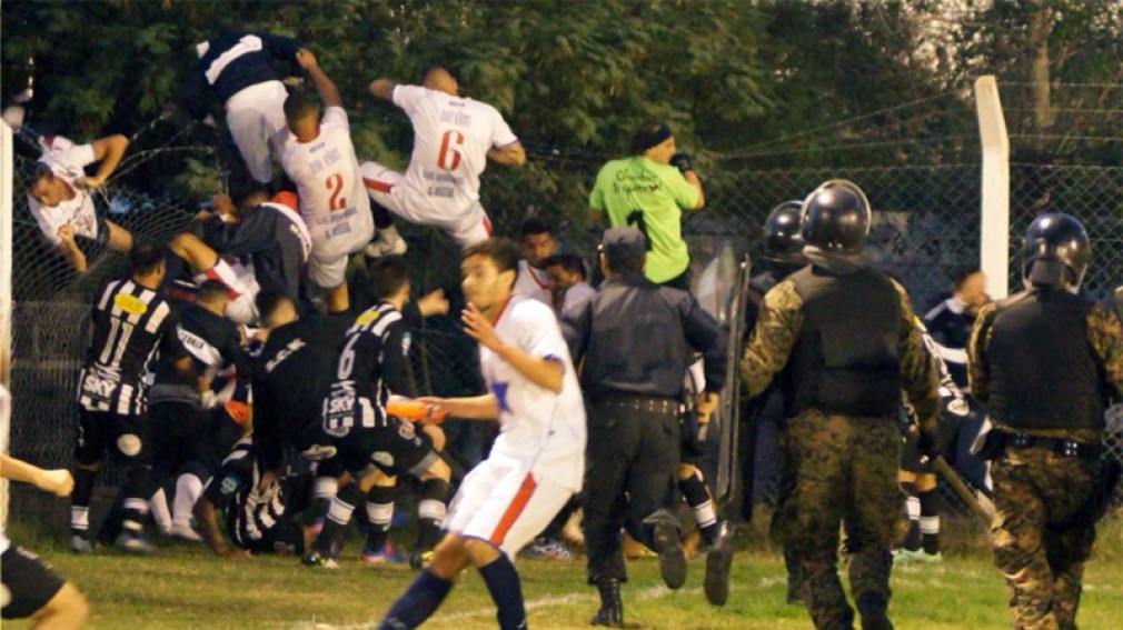 Batalla campal en San Luis en un partido por el Torneo Regional