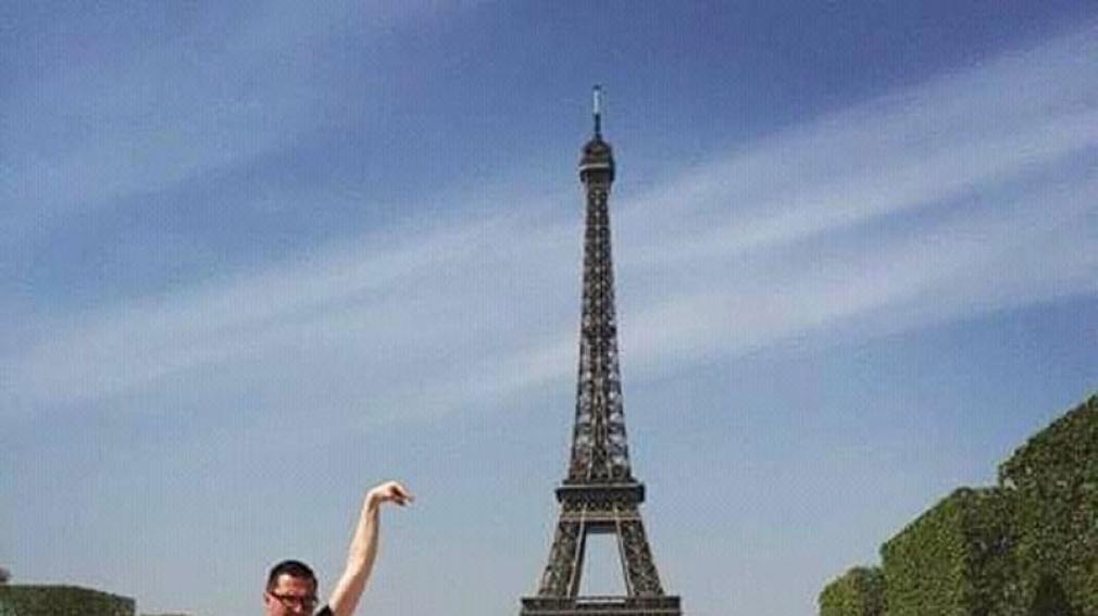 Quería ayuda para 'tocar' la punta de la Torre Eiffel y Twitter no lo perdonó