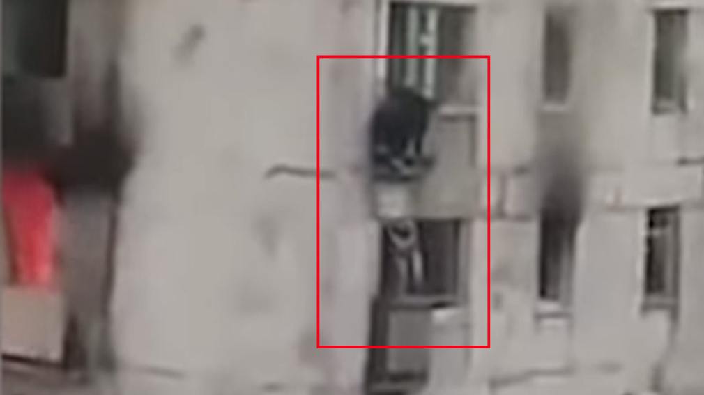 Un joven rescata a dos menores atrapadas en un balcón por un incendio