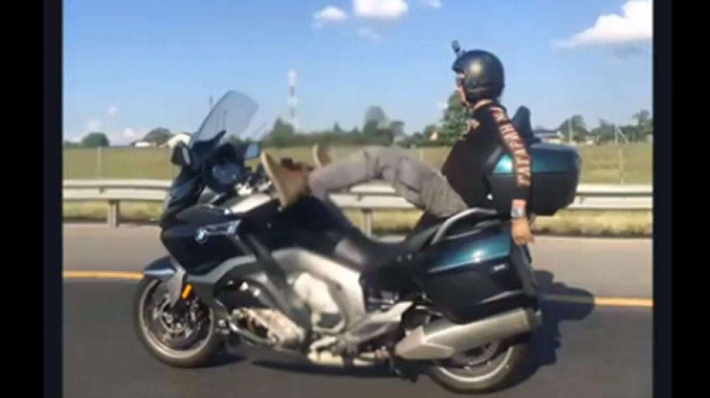 Youtuber se graba manejando su moto con los pies a 100 km/h y muere en un accidente