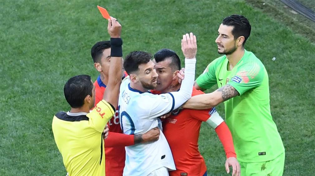 La increíble expulsión de Messi tras un cruce con Medel