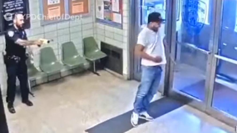 Entró armado con un cuchillo a la comisaría y pidió “que le disparen”