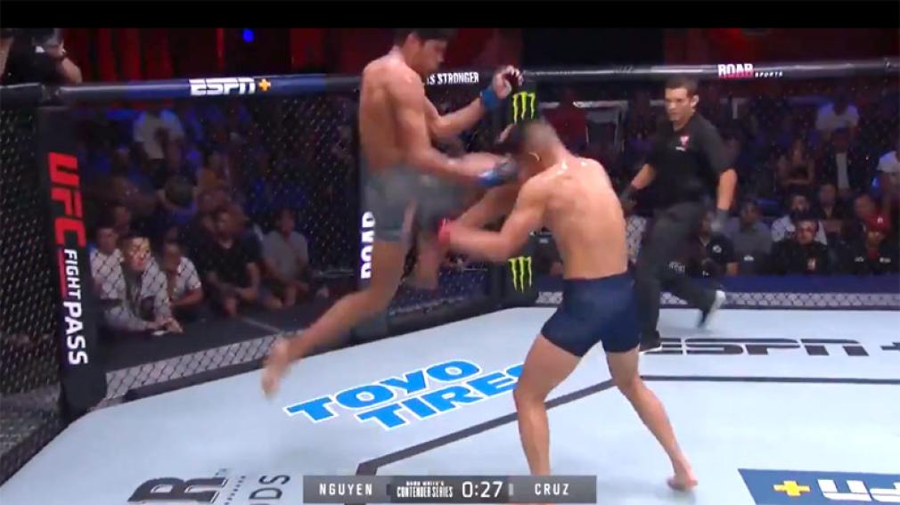 El “rodillazo volador” que llevará a un luchador a la UFC