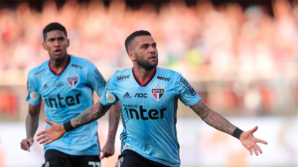 Dani Alves debutó en San Pablo y marcó el gol de la victoria