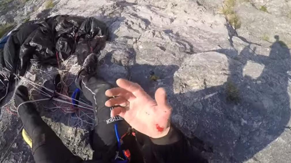 Un paracaidista graba el momento en que se estrella contra una montaña
